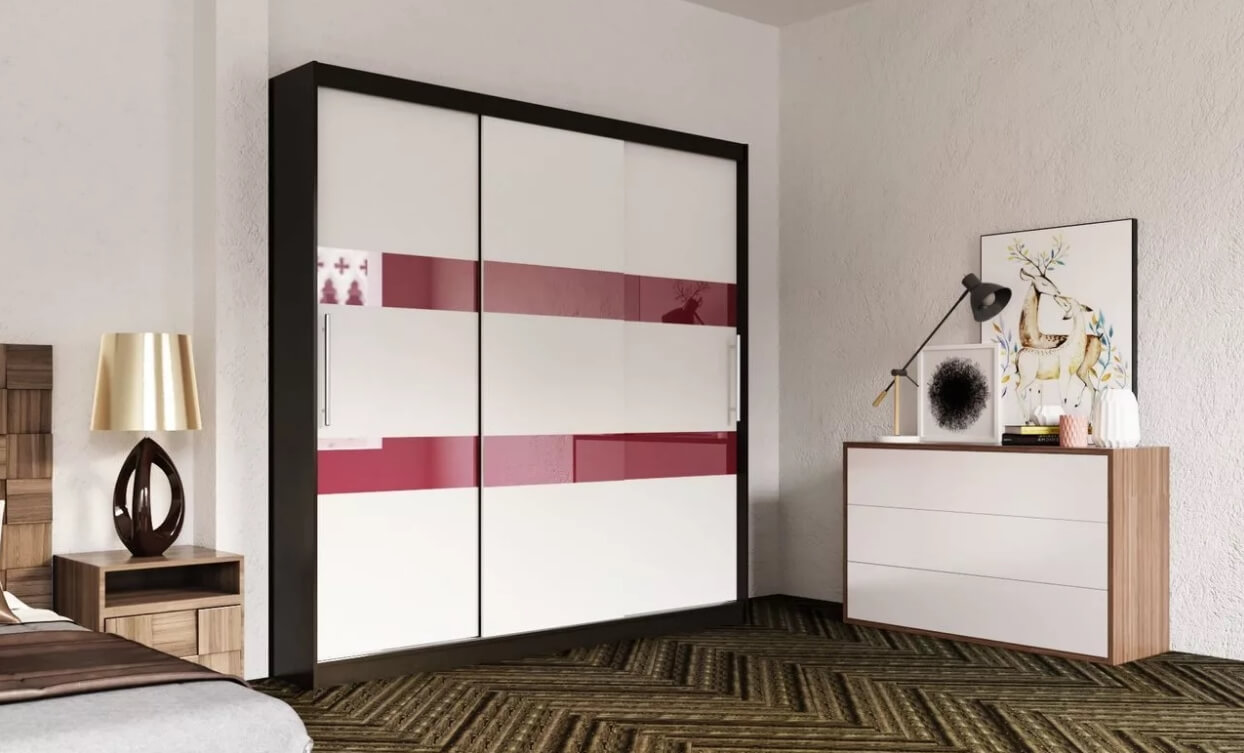 Светло-темный шкаф-купе в спальню №117 со стеклами лакобель на заказ